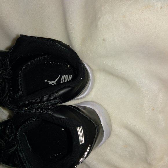 Jordan 11s jubilee 25th university main image 5